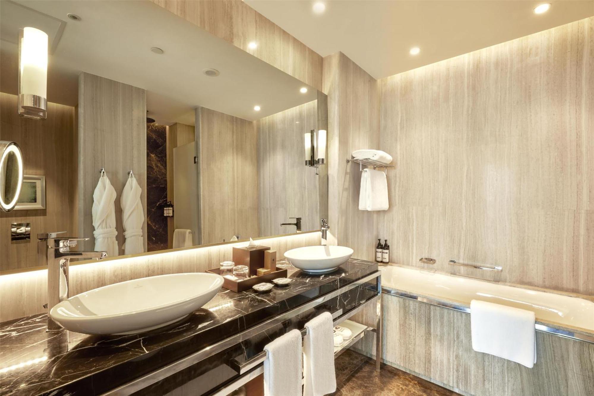 Regency Suite met kingsize bed en uitzicht op zee - Toegang tot de club