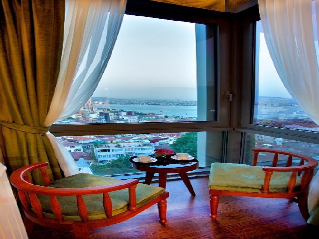 Quarto Superior com Cama de Casal ou 2 de Solteiro e Vista da Torre de Leandro